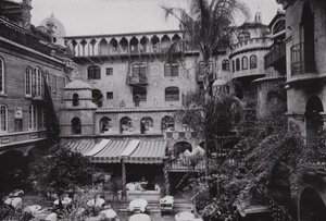 Califórnia: Riverside, Patio Dining Room of the Glenwood Mission Inn (foto a p/b) de American Photographer (after)