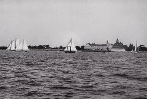 Califórnia: San Diego, Hotel Del Coronado na Baía de San Diego, um dos lugares de prazeres mais preferidos da Califórnia durante todo o ano (foto a p/b) de American Photographer (after)