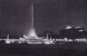 Chicago: Buckingham Fountain, Iluminação Noturna (foto a p/b) de American Photographer (after)