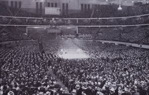 Chicago: Interior do Estádio de Chicago durante uma Exposição de Boxe (foto a p/b) de American Photographer (after)