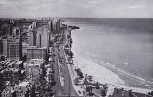 Chicago: Sheridan Road e Oak Street Beach, Looking North from Drake Hotel (foto a p/b) de American Photographer (after)