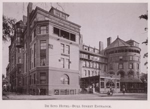 De Soto Hotel, Bull Street Entrance (foto a p/b) de American Photographer (after)