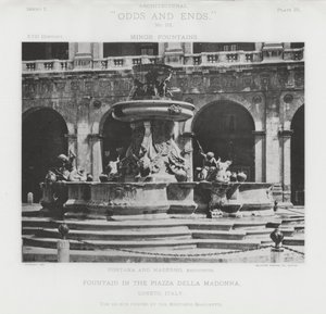 Fonte na Piazza Della Madonna, Loreto, Itália (foto a p/b)