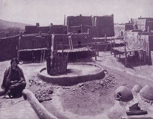 Quadra interna de uma cidade de Pueblo, Arizona (foto a p/b) de American Photographer (after)