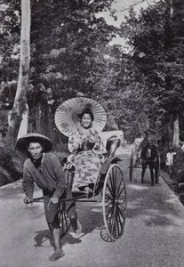 Meninas japonesas em jinrikshas (foto a p/b)