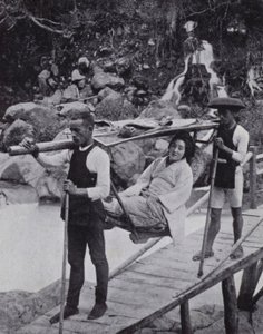 Mulher japonesa atravessando o rio Daiya perto de Nikko (foto a p/b) de American Photographer (after)