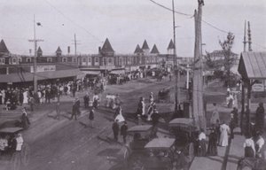 Old Orchard Beach, Maine: Cena perto do depósito (foto a p/b) de American Photographer (after)
