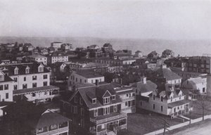 Old Orchard Beach, Maine: A aldeia olhando para leste da Casa do Velho Pomar (foto a p/b) de American Photographer (after)
