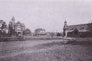 Old Orchard Beach, Maine: Câmara Municipal e Biblioteca Pública; Correios; Igreja RC de Santa Margarida (foto a p/b) de American Photographer (after)