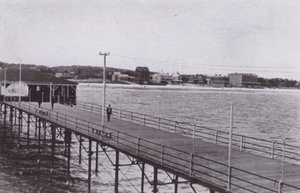 Old Orchard Beach, Maine: Vista do cais do oceano (foto a p/b) de American Photographer (after)
