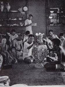 Decoradores de porcelana no trabalho, no notável Kinkosan Works at Awata, Kioto (foto a p/b) de American Photographer (after)