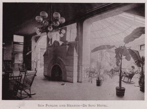 Sun Parlor and Hearth, De Soto Hotel (foto a p/b) de American Photographer (after)