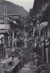 A rua principal em Ikao, uma aldeia de águas termais (foto a p/b) de American Photographer (after)