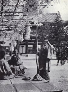 O alpendre de uma casa de chá Kioto (foto a p/b) de American Photographer (after)