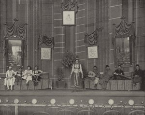 Uma dança na rua do teatro do Cairo de American Photographer