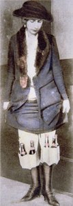 Uma mulher escondendo garrafas ilegais de cerveja debaixo da saia em bolsos especiais de roupa interior durante a Proibição Americana (1920-33) (foto colorida) de American Photographer