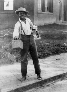 Rapaz afro-americano engraxador de sapatos, c.1899 (foto a p/b) de American Photographer