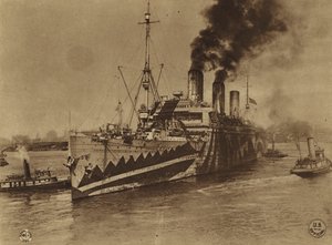 A América na Primeira Guerra Mundial: O "Leviathan", antigo navio de passageiros alemão "Vaterland", parte de Hoboken para França (fotografia a preto e branco) de American Photographer