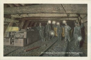 Exploração mineira americana: Transporte de carros com motor elétrico a 1000 pés abaixo da superfície (fotografia a cores) de American Photographer