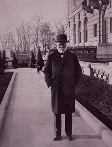 Andrew Carnegie à porta da sua mansão da Quinta Avenida, Nova Iorque. de American Photographer