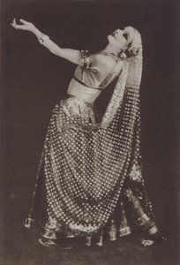 Ann Pavlova como Rhada em "Impressões Orientais" (fotografia a preto e branco) de American Photographer