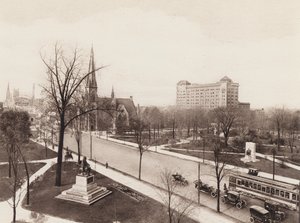 Vista panorâmica do Grand Circus Park, mostrando a Woodward Avenue, o Monumento Pingree, o Monumento Maybury, a Igreja Central M E e o Edifício YMCA, Detroit, Michigan (fotografia a preto e branco) de American Photographer
