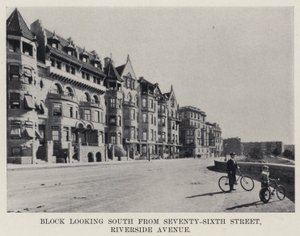 Bloco olhando para o sul da Seventy-Sixth Street, Riverside Avenue (foto a p/b) de American Photographer