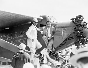 Capitão e Sra. P Erwin na inauguração do Dallas Spirit no Love Field, 6 de agosto de 1927 de American Photographer