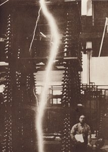 Descarga de um relâmpago artificial a partir de um gerador de cinco milhões de volts (fotografia a preto e branco) de American Photographer