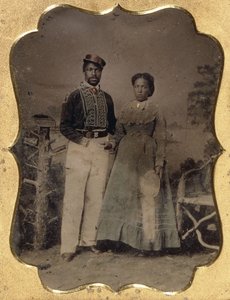 Fireman and Bride, c.1860 (folha de flandres, colorido à mão com reflexos dourados, leath) de American Photographer