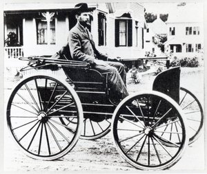 Primeiro automóvel americano, desenhado e construído por Charles e Frank Duryea de American Photographer