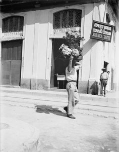Flower vendor, Havana, c.1910 (foto a p/b) de American Photographer