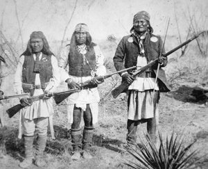 Geronimo e três dos seus guerreiros Apaches de American Photographer