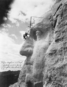 Gutzon Borglum inspecionando o trabalho em Washington no Monte Rushmore, 1932 de American Photographer