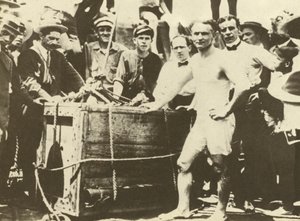 Harry Houdini a ser baixado para o rio Detroit, coberto de gelo, em 1907 (fotografia a preto e branco) de American Photographer