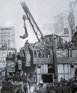 Houdini escapando de uma camisa de força enquanto suspenso de uma grua em Nova York (foto a p/b) de American Photographer