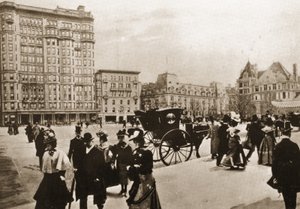 Em frente ao Plaza Hotel, em Nova York, 1896 de American Photographer