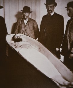 Jesse James no seu caixão após ter sido morto a tiro em 1882 (foto a p/b)