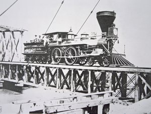 Locomotiva das Ferrovias Militares dos EUA (Exército da União) atravessando a ponte de cavalete sobre o rio Potomac (foto a p/b) de American Photographer