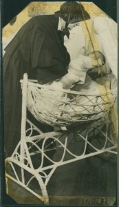 New York Foundling Hospital - Irmã Anna Michella com bebé e berço de American Photographer