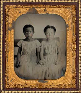 Retrato de duas raparigas,c. 1860 (foto) de American Photographer