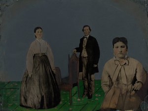 Retrato de duas mulheres e um homem, década de 1860 (foto) de American Photographer