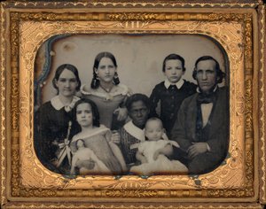 Retrato de uma família, década de 1860 (foto) de American Photographer
