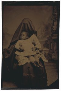 Retrato de uma mulher e de uma criança escondidas,c. 1875 (foto) de American Photographer
