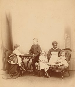 Retrato de uma mulher e quatro crianças, década de 1860 (foto) de American Photographer
