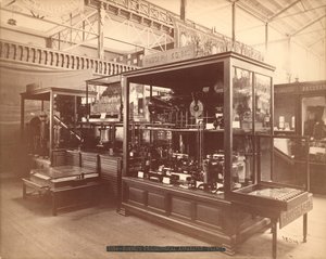 Exposição de Rudolph Koenigs, Aparelho Filosófico, Exposição Principal, Exposição Internacional do Centenário, Filadélfia, 1876 (impressão de albúmen de prata) de American Photographer