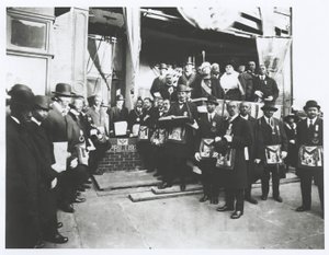 Schomburg entre Maçons e Odd Fellows na colocação da pedra angular do Templo Iônico de American Photographer