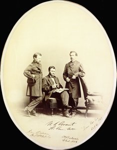 Fotografia assinada de Ulysses S. Grant e seus assessores, Orville E. Babcock e Adam Badeau, em uniforme militar, c.1865 de American Photographer