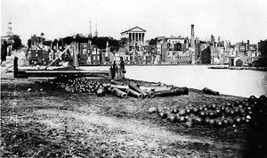 Lado Sul da Bacia do Canal, Richmond, Virgínia, Abril de 1865 (foto a p/b) de American Photographer