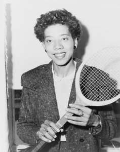 Estrela de tênis Althea Gibson, Estados Unidos, 1956 de American Photographer